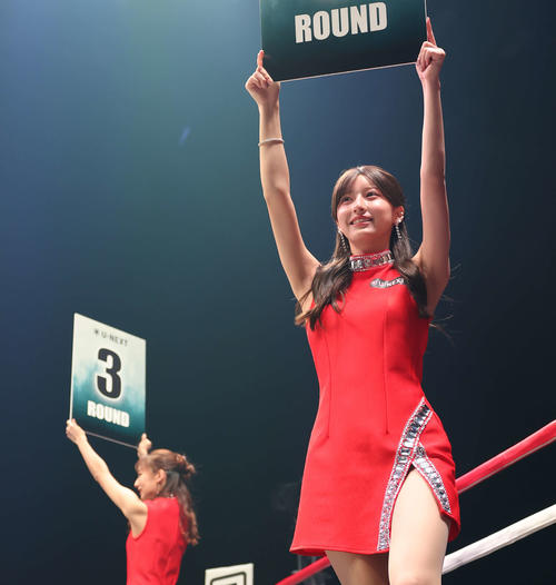 リングを彩る森かんならラウンドガール（撮影・宮地輝）