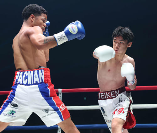 1回、エリック・ロサ（左）を果敢に攻める高見（撮影・宮地輝）