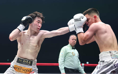 2回、サンドバル（右）を攻める寺地（撮影・宮地輝）