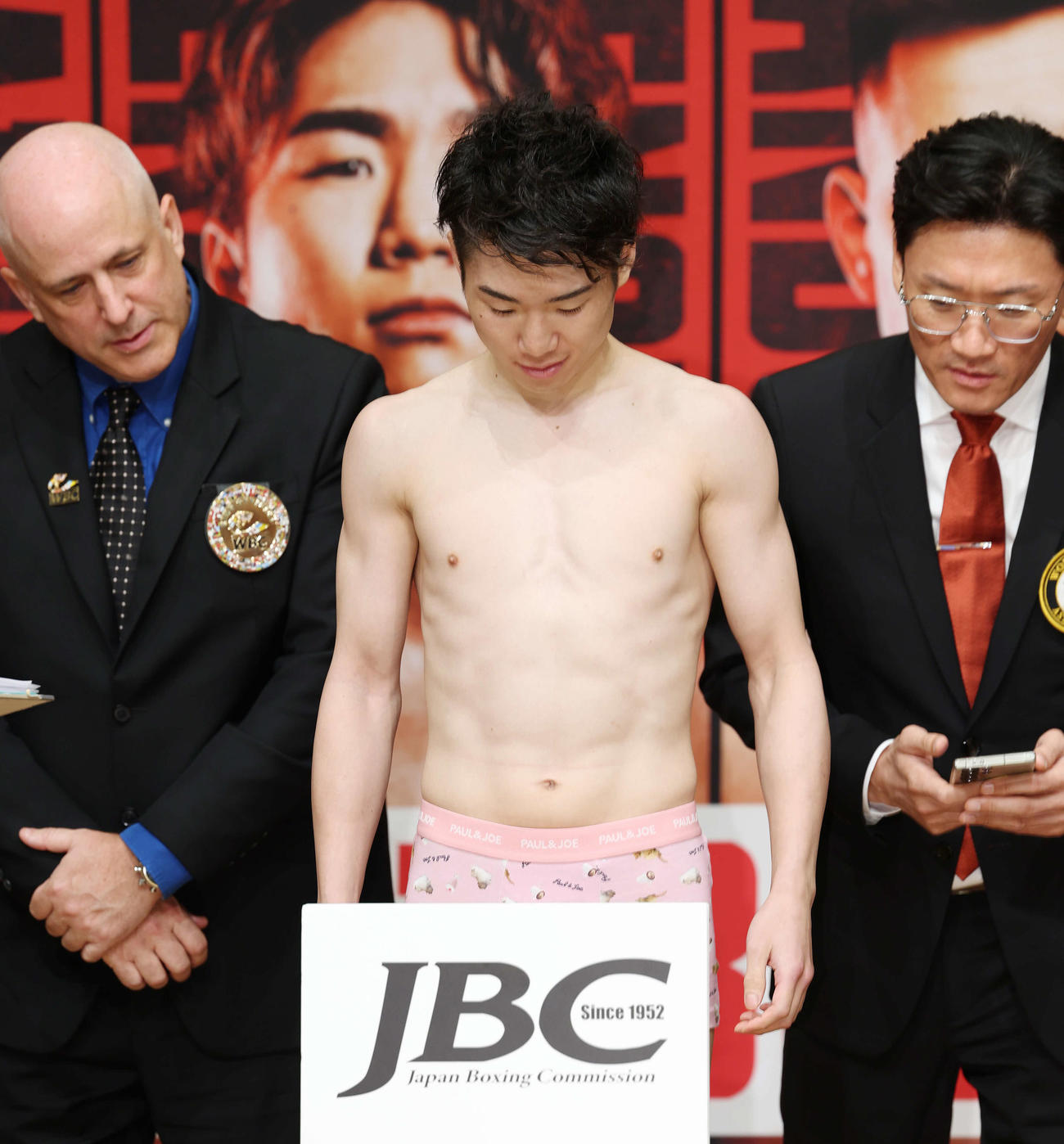 前日計量をクリアするWBC世界フライ級統一王者寺地（撮影・宮地輝）