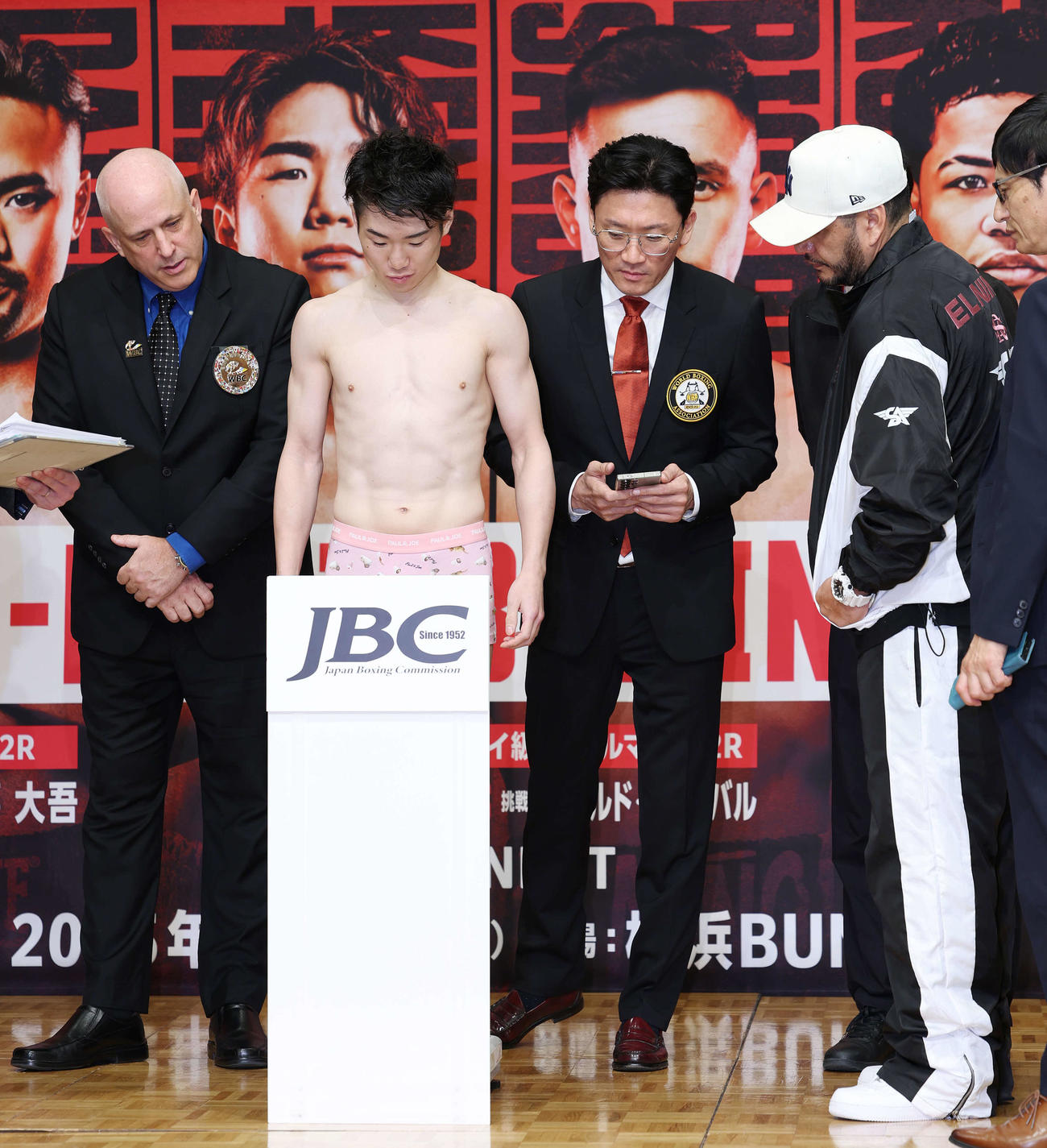 前日計量をクリアするWBC世界フライ級統一王者寺地（撮影・宮地輝）