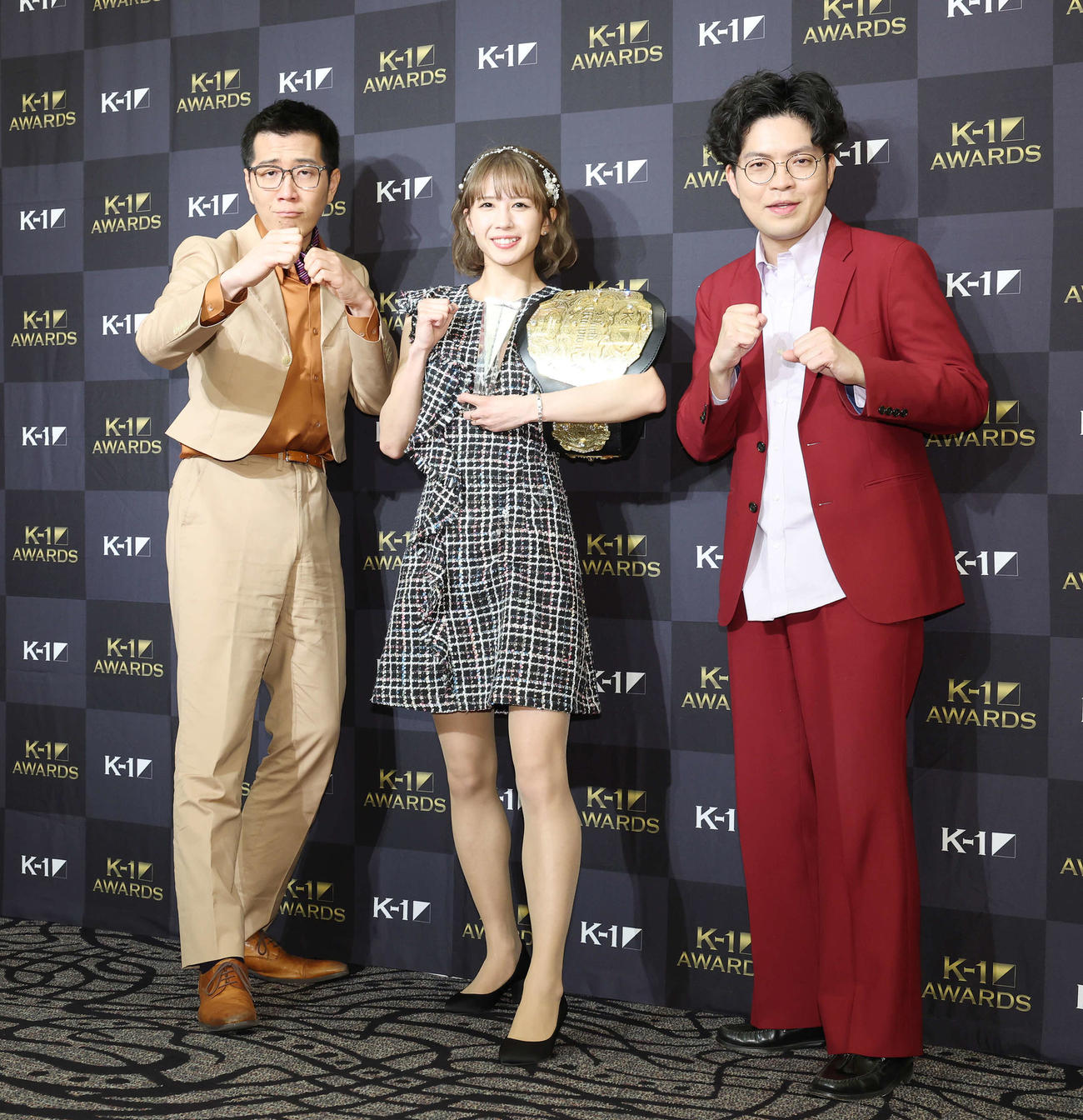 K－1 AWARDS 2023で敢闘賞を受賞し、ヤーレンズと記念撮影する菅原美優（中央）（2024年2月撮影）
