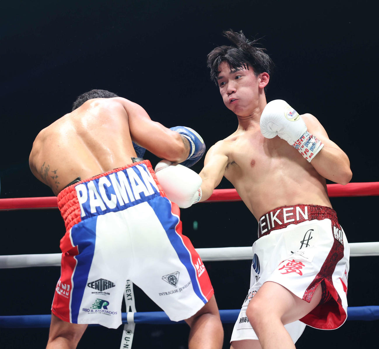 2回、エリック・ロサ（左）を果敢に攻める高見（撮影・宮地輝）