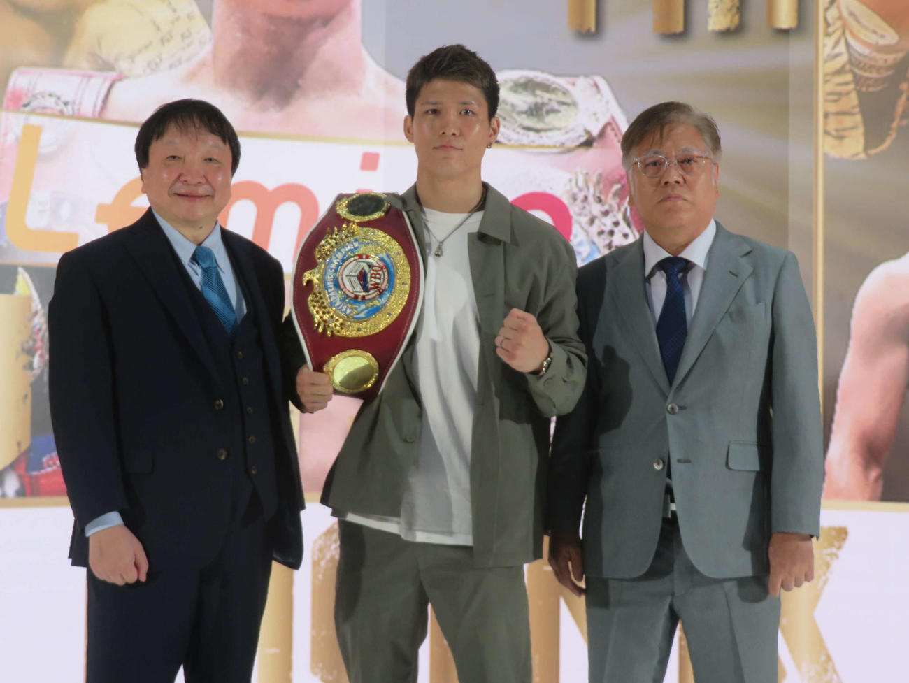 9月26日、東京・後楽園ホールで防衛戦が発表されたWBOアジア・パシフィック・ライト級王者宇津木秀（中央）。左端は大橋ジム大橋秀行会長、右端はDANGANジム瀬端幸男会長