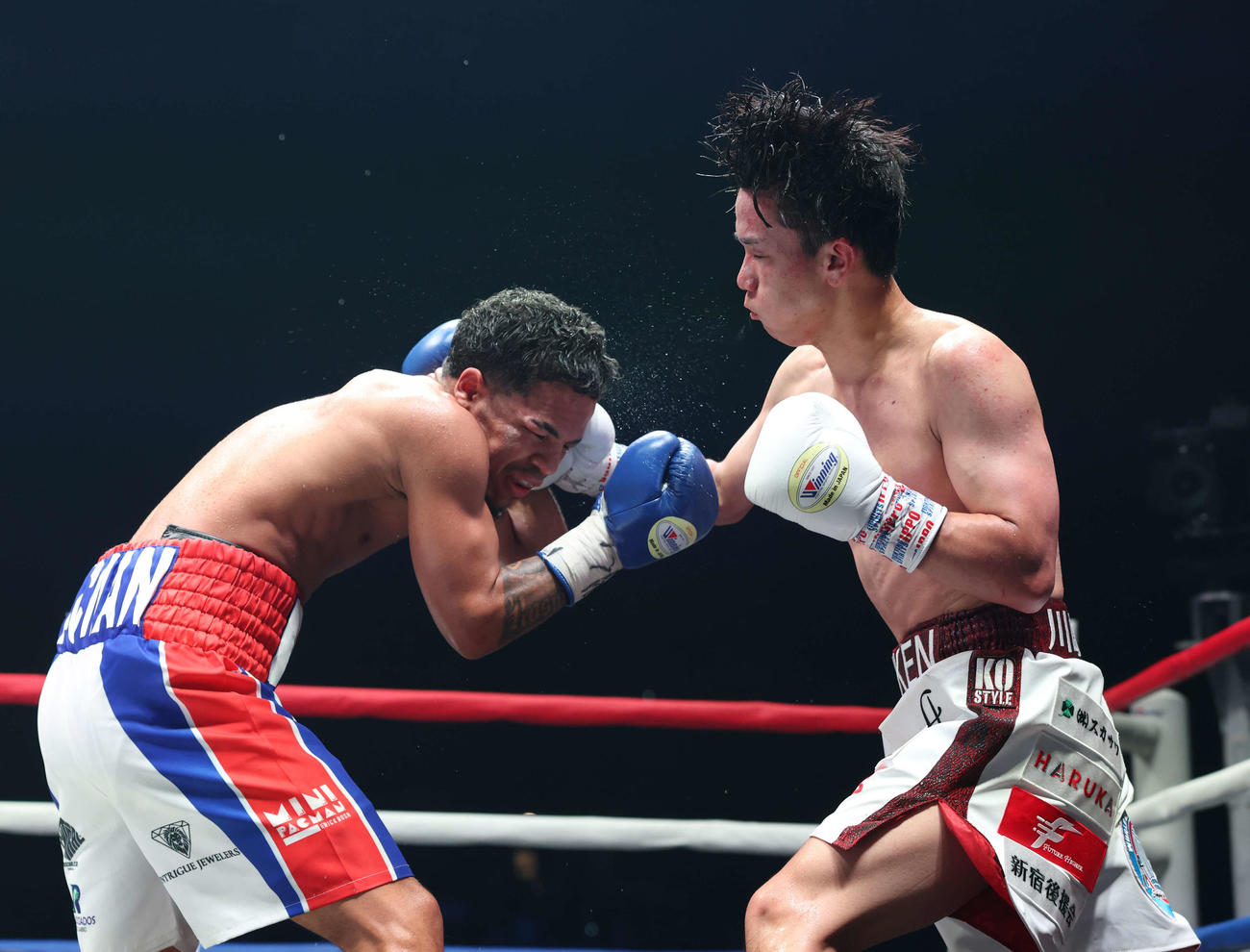 9回、エリック・ロサ（左）にパンチを見舞う高見（撮影・宮地輝）