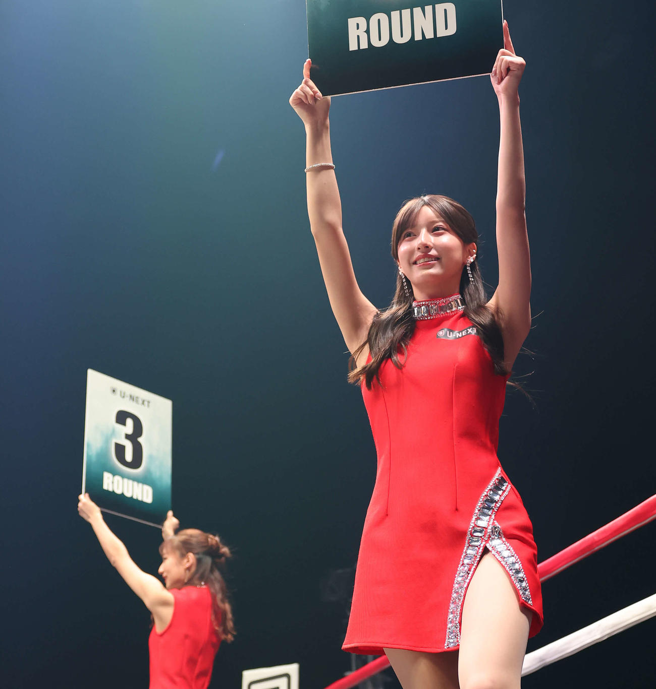 リングを彩る森かんならリングガール（撮影・宮地輝）
