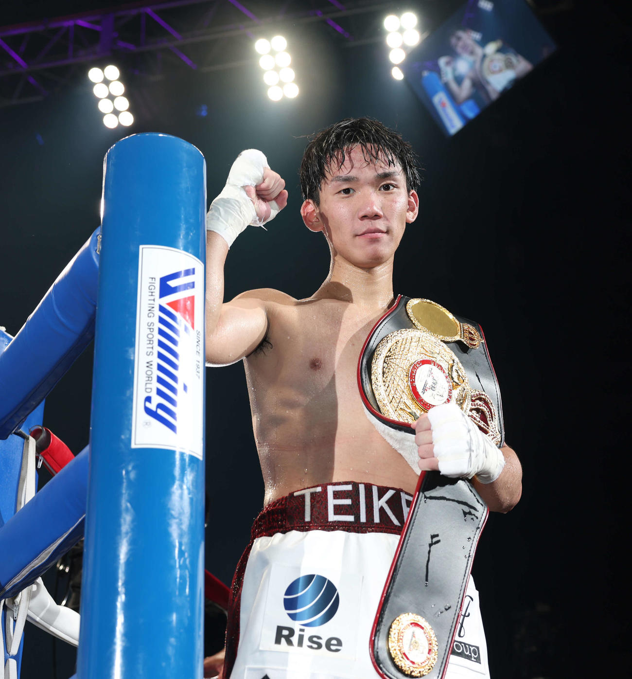 エリック・ロサにTKO勝利し、肩にベルトを掛けながらガッツポーズする高見（撮影・宮地輝）