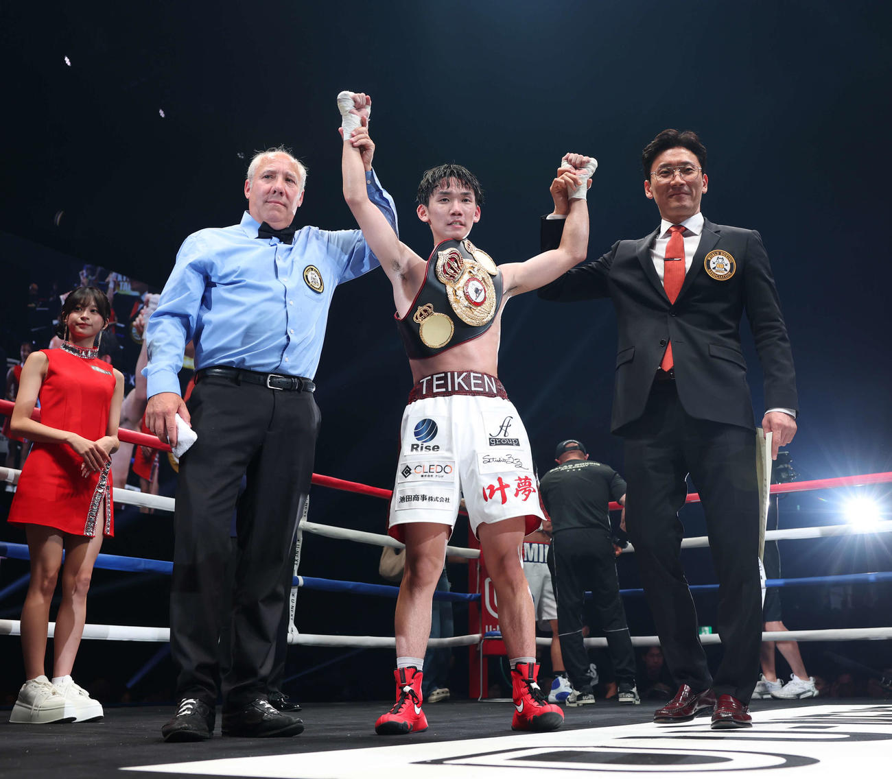 10回、エリック・ロサにTKO勝利する高見（撮影・宮地輝）