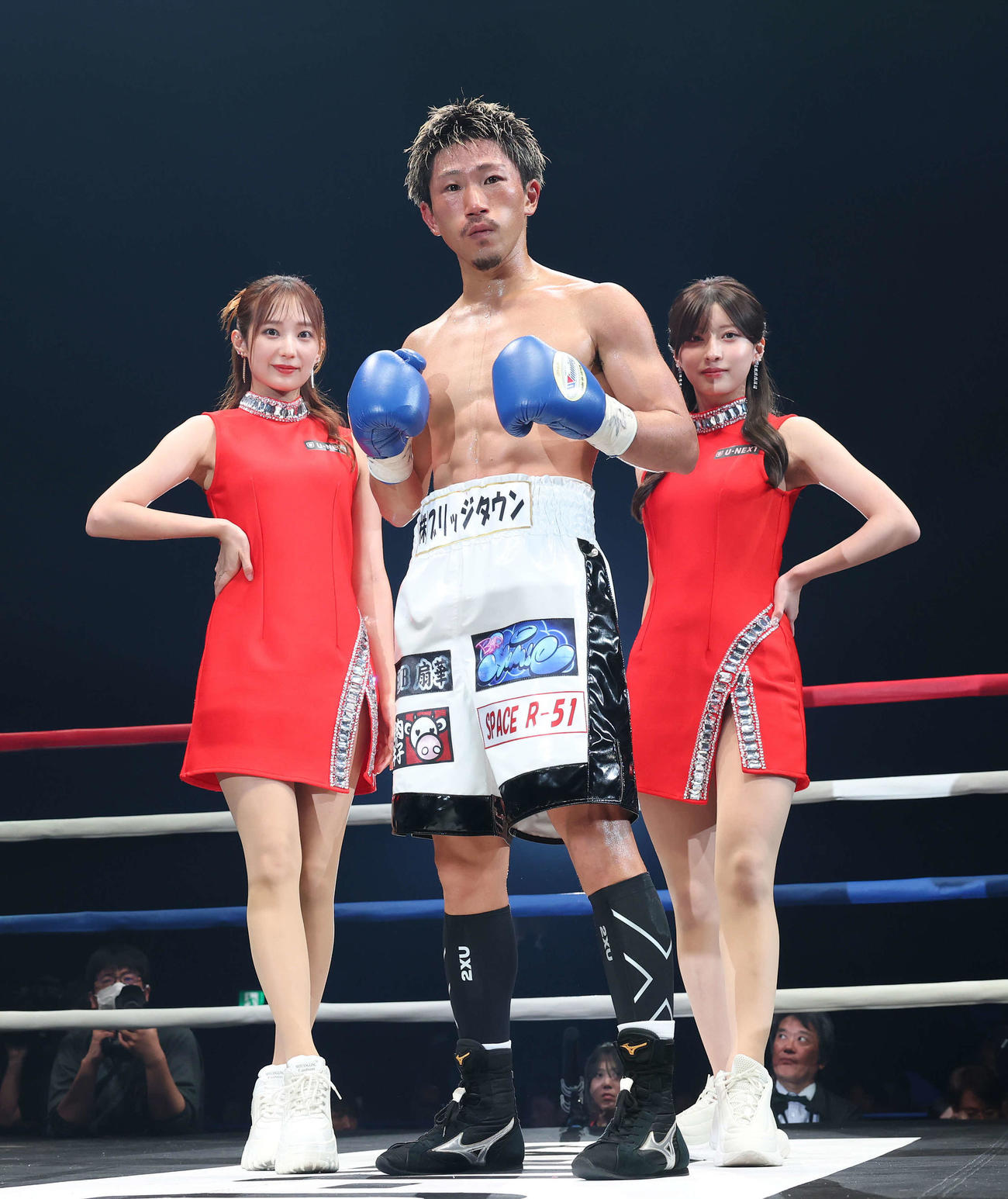 判定勝利の梅沢と写真におさまる、ラウンドガールの吉田明加と森かんな（撮影・宮地輝）