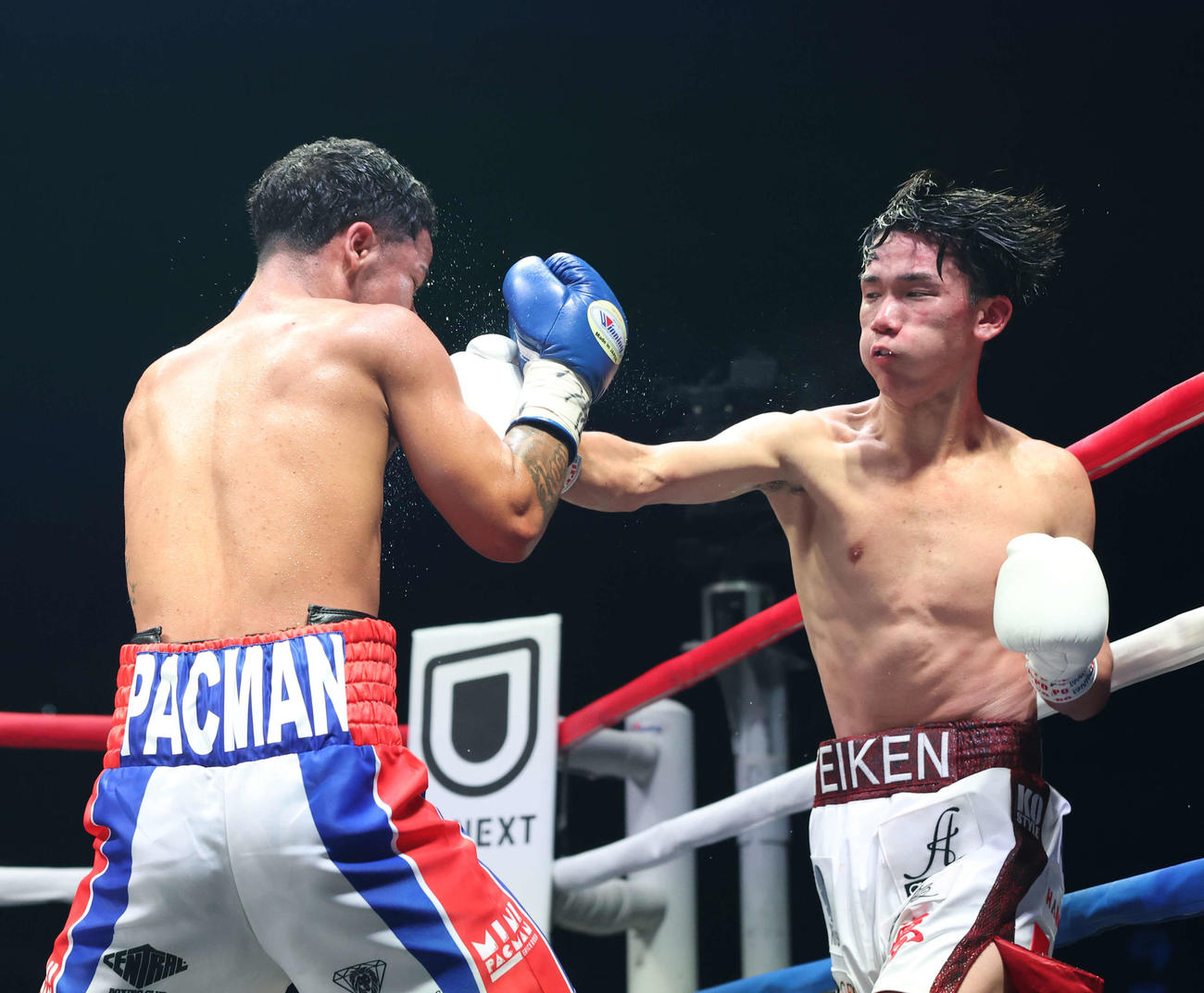 9回、エリック・ロサ（左）にパンチを見舞う高見（撮影・宮地輝）