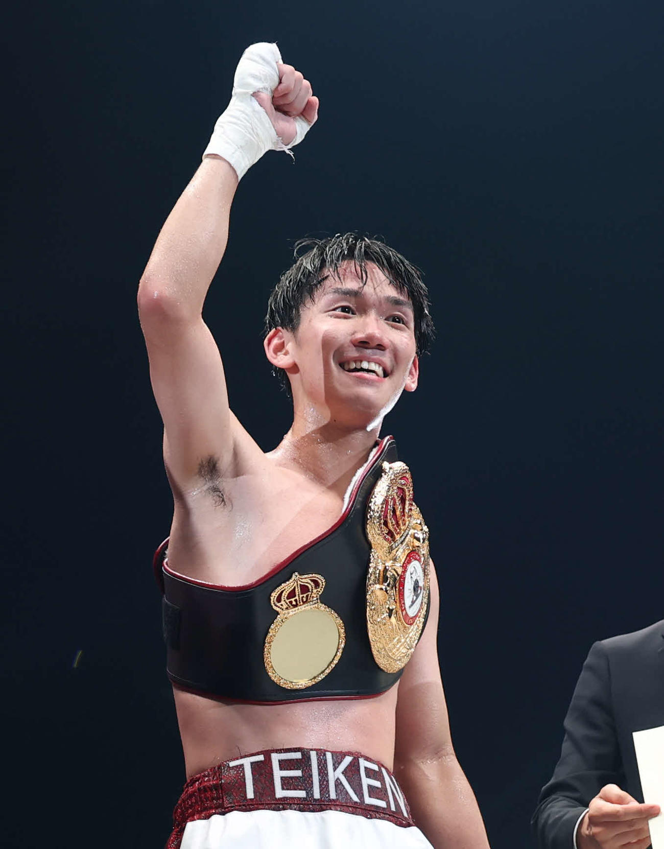 エリック・ロサにTKO勝利し、肩にベルトを掛けながらガッツポーズする高見（撮影・宮地輝）