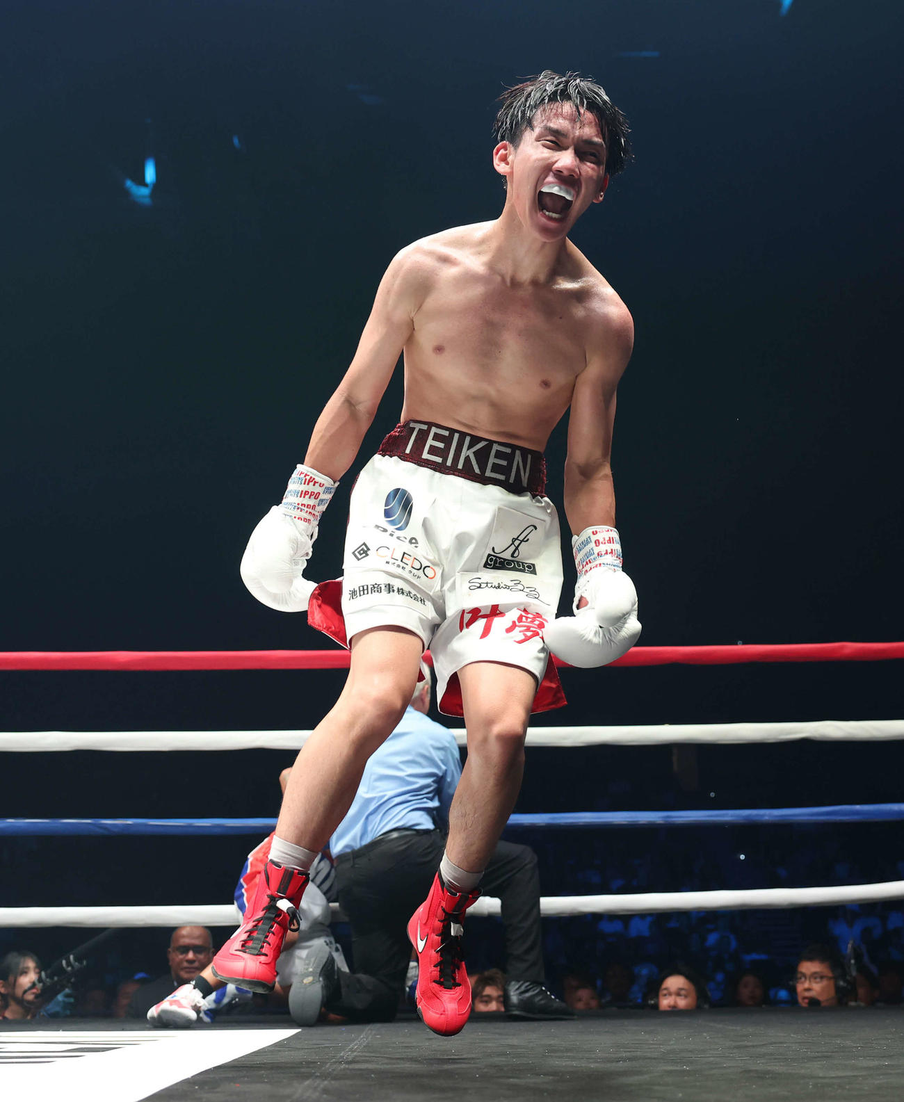 10回、エリック・ロサ（奥）にTKO勝利し雄たけびを上げる高見（撮影・宮地輝）