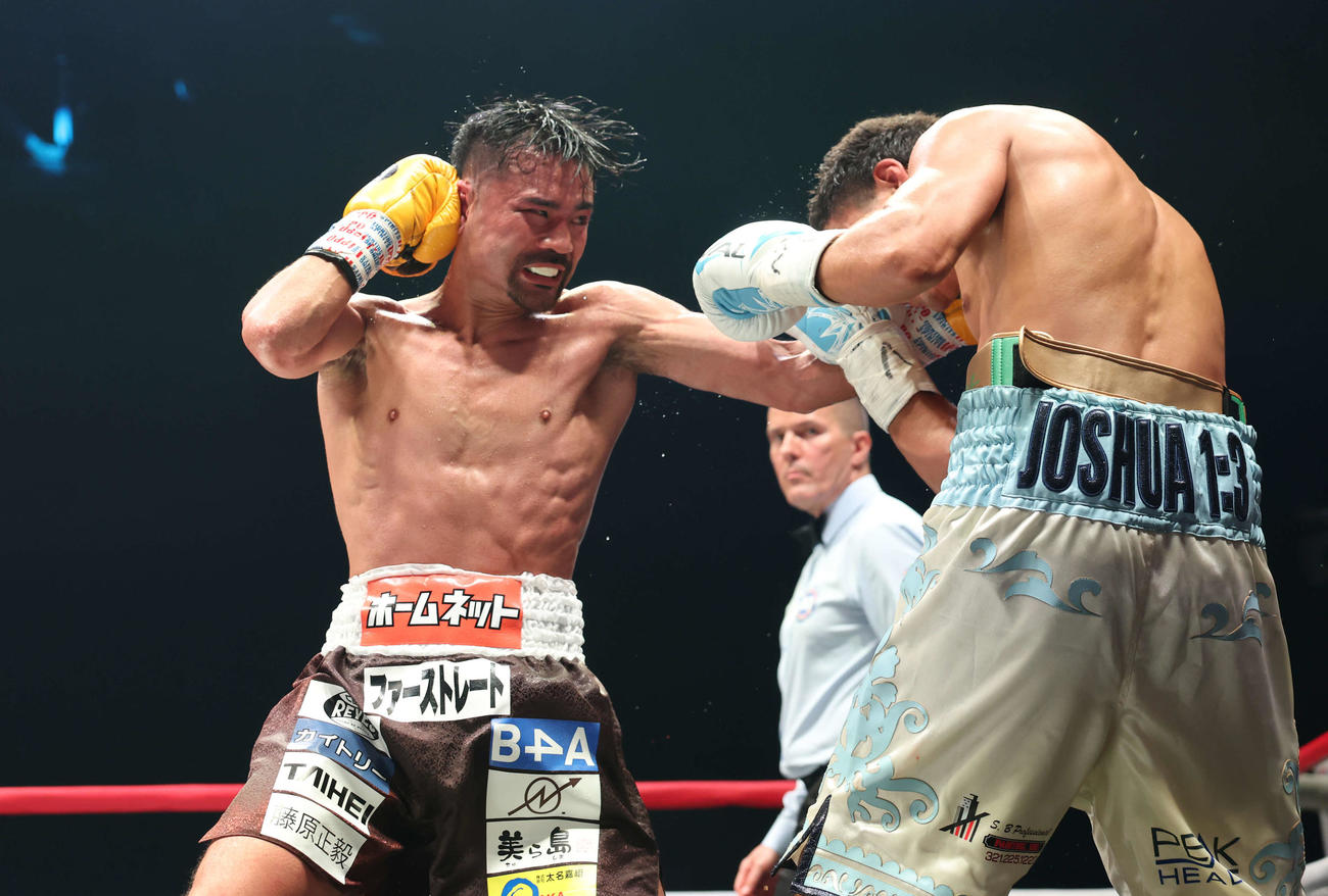 6回、バルガス（右）に激しくパンチを打ち込む比嘉（撮影・宮地輝）
