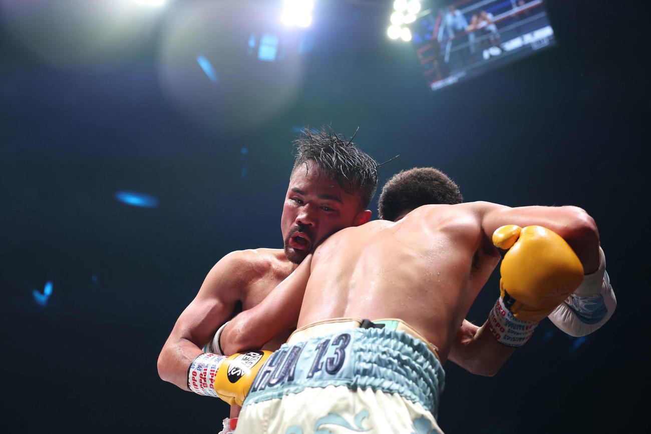 10回、バルガス（手前）と激しく競り合う比嘉（撮影・宮地輝）