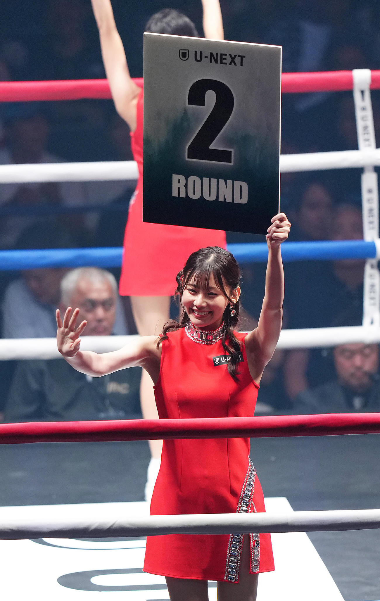 大会を彩るラウンドガールの野々宮有希（撮影・足立雅史）