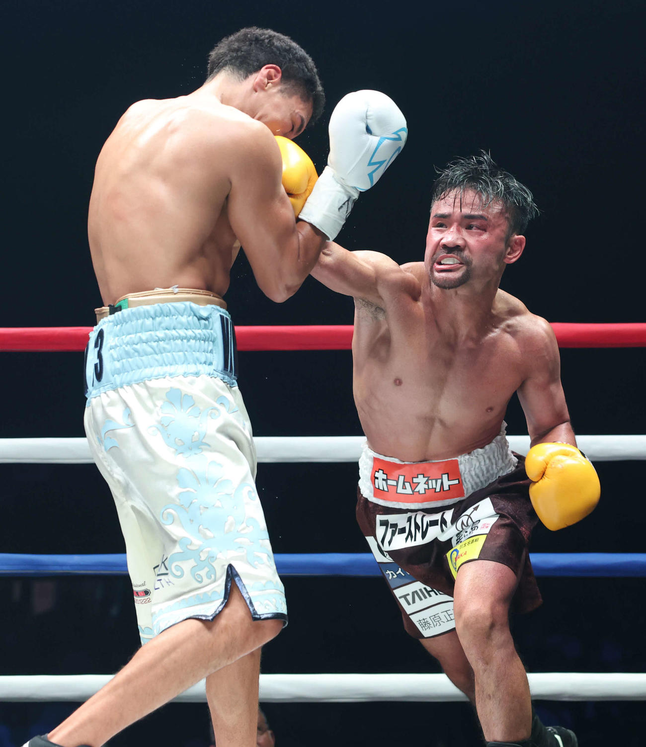 4回、バルガス（左）にパンチを見舞う比嘉（撮影・宮地輝）