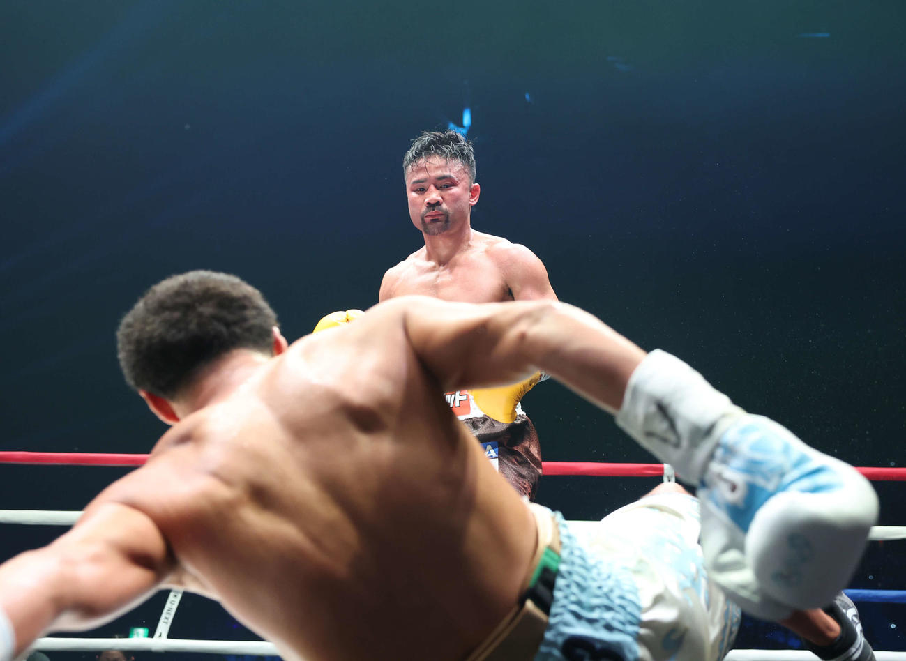 4回、バルガス（手前）からダウンを奪う比嘉（撮影・宮地輝）
