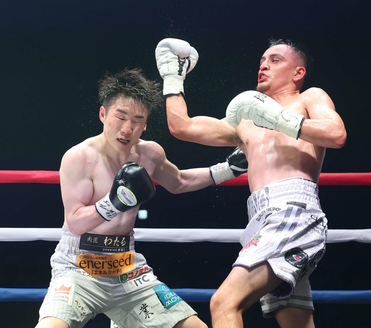 6回、サンドバル（右）と激しく打ち合う寺地（撮影・宮地輝）