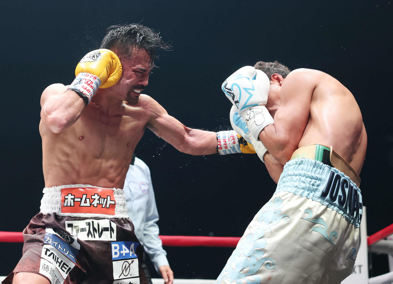 6回、バルガス（右）に激しくパンチを打ち込む比嘉（撮影・宮地輝）