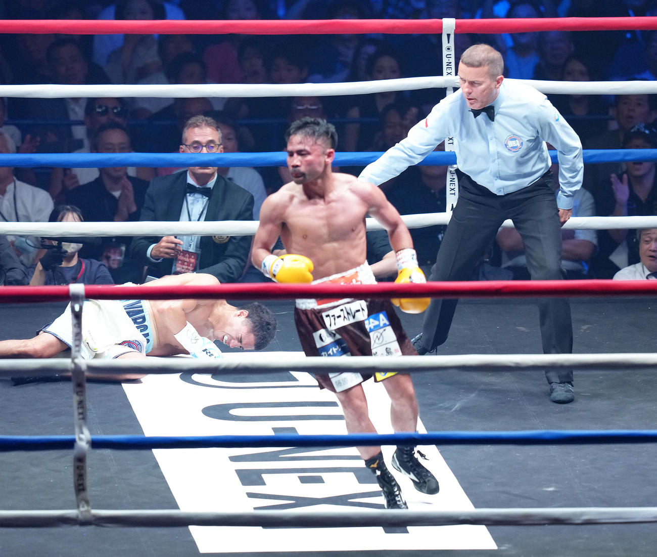 4回、バルガス（後方）からダウンを奪う比嘉（撮影・足立雅史）