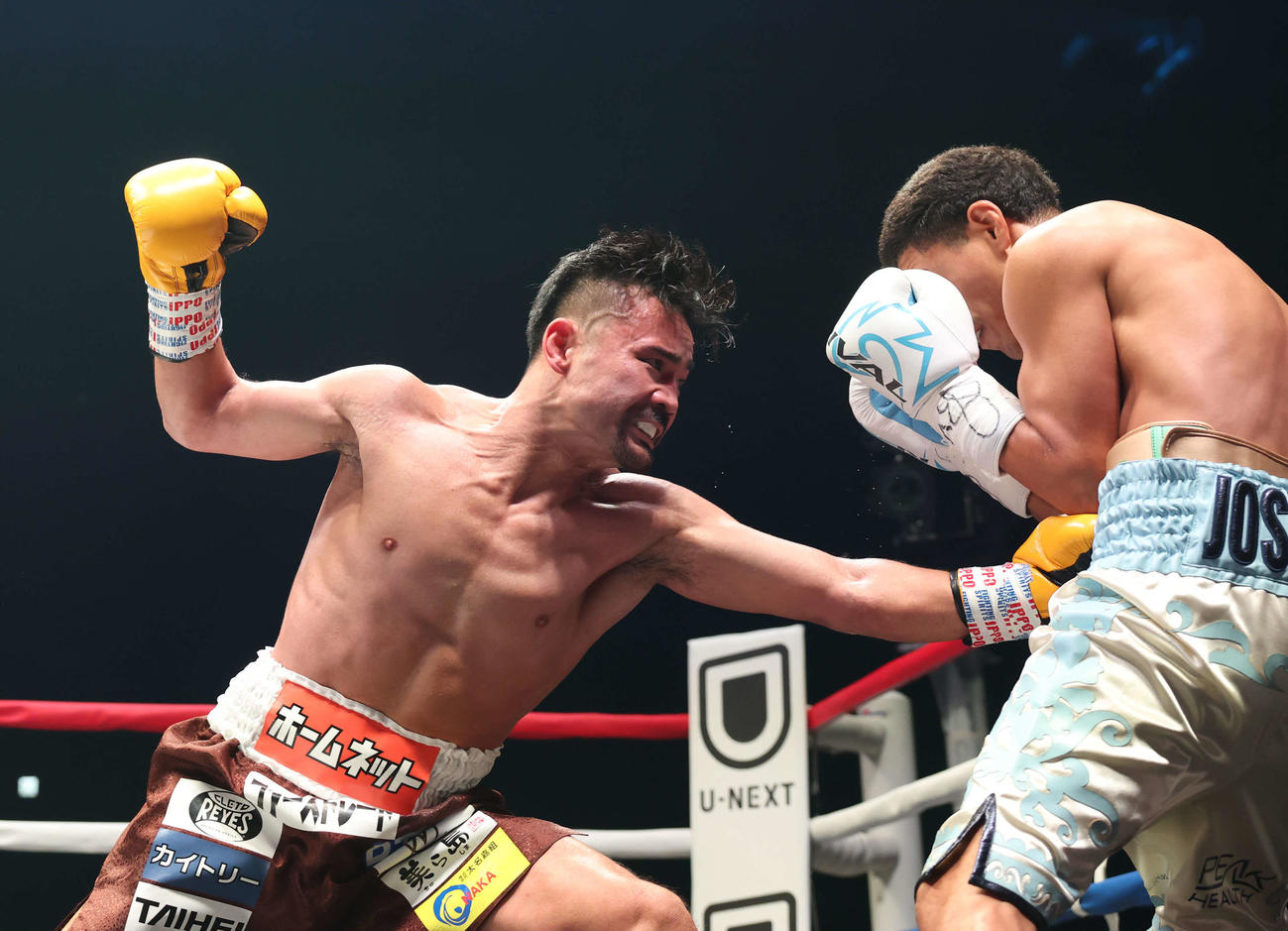 2回、バルガス（右）を激しく攻める比嘉（撮影・宮地輝）