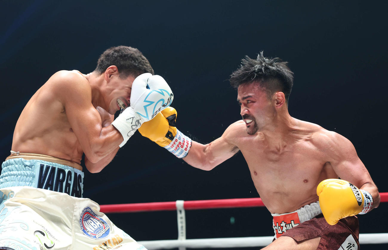 2回、バルガス（左）を激しく攻める比嘉（撮影・宮地輝）