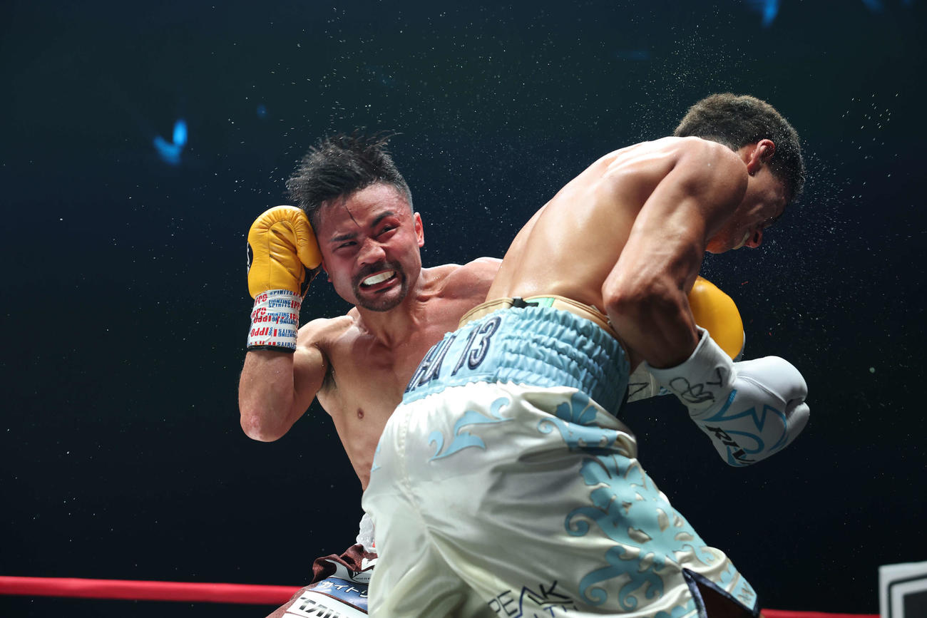 4回、バルガス（手前）に重たいパンチを見舞う比嘉（撮影・宮地輝）
