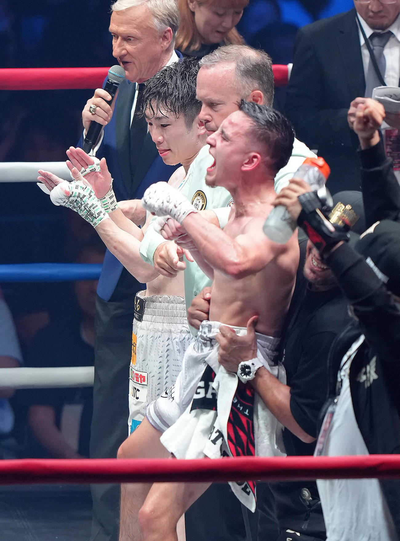 寺地（左）はサンドバルに判定で敗れ防衛に失敗する（撮影・足立雅史）