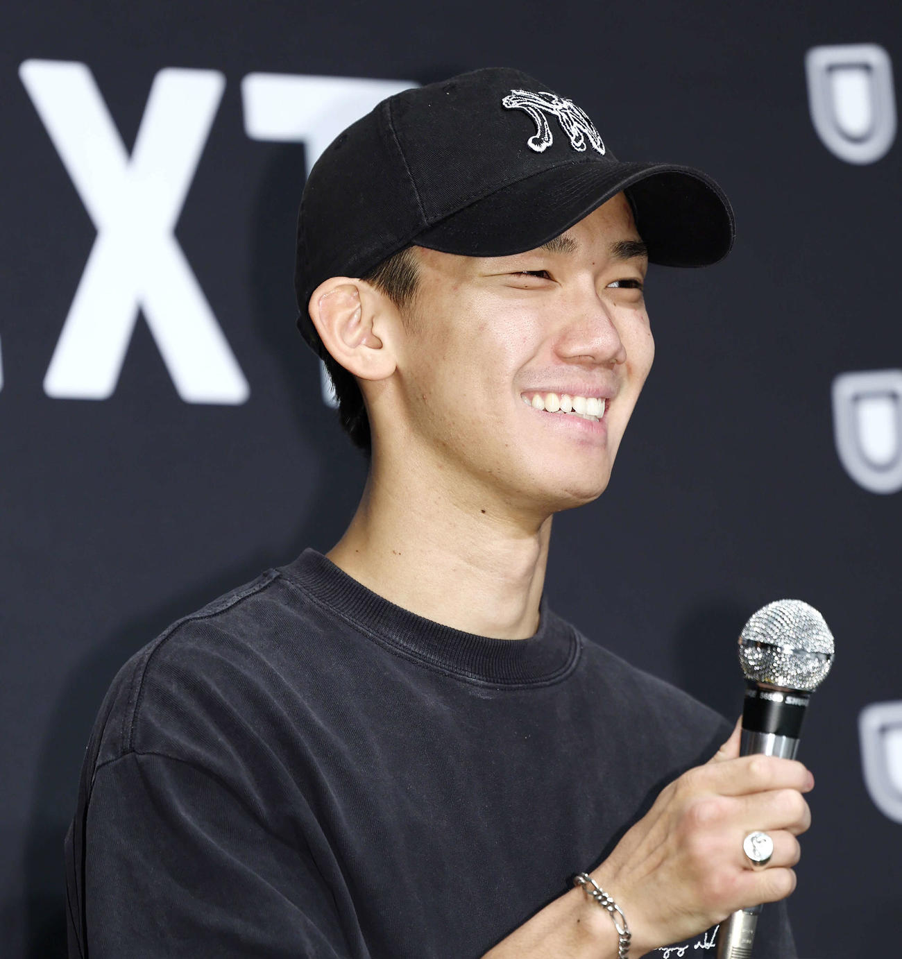 一夜明け会見で笑顔を見せる高見（撮影・河田真司）