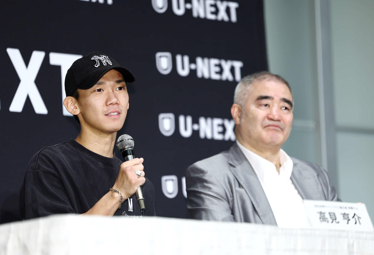 一夜明け会見に臨む高見（左）と帝拳ジム浜田代表（撮影・河田真司）