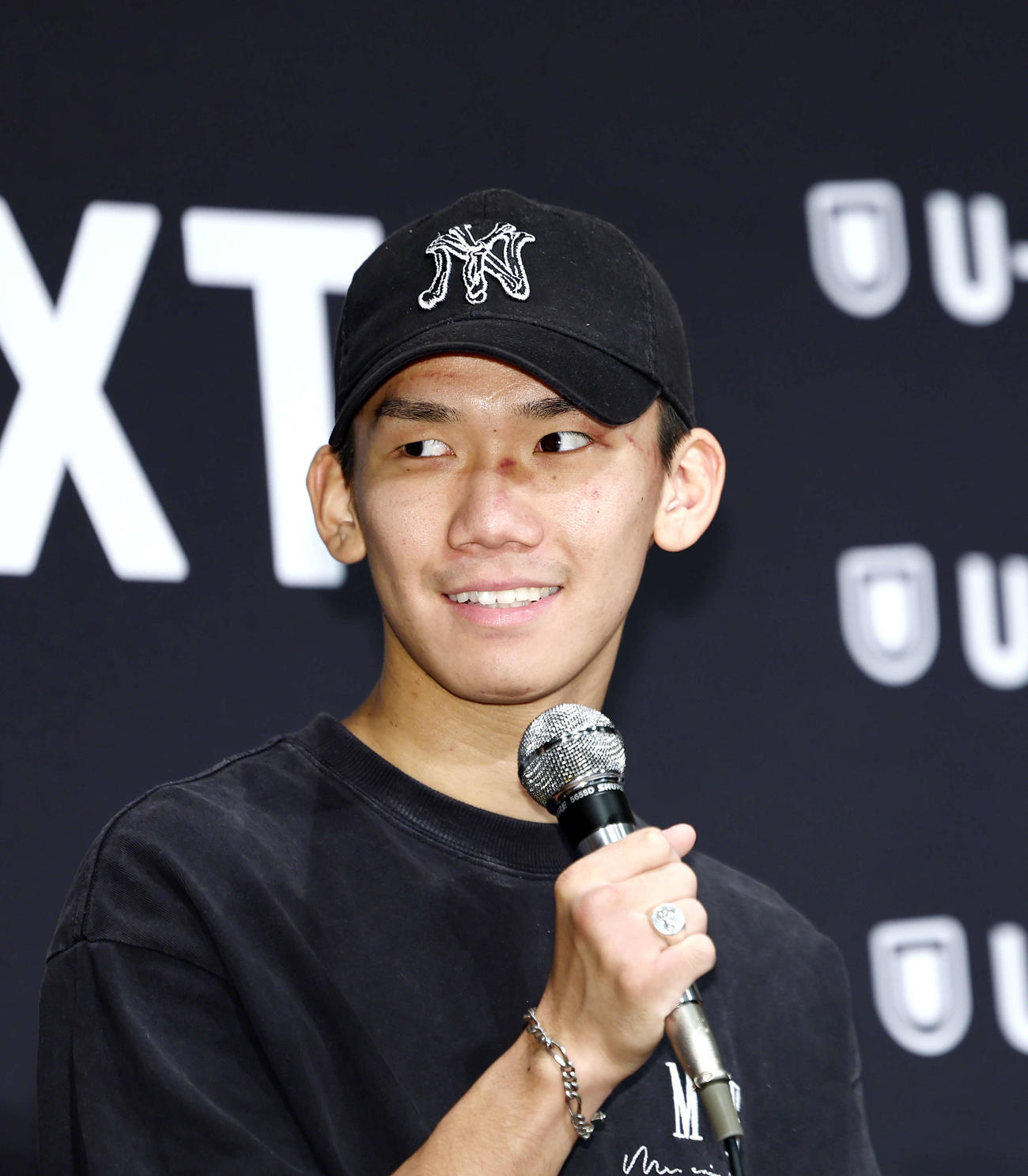 一夜明け会見で笑顔を見せるWBA世界ライトフライ級王者の高見（撮影・河田真司）