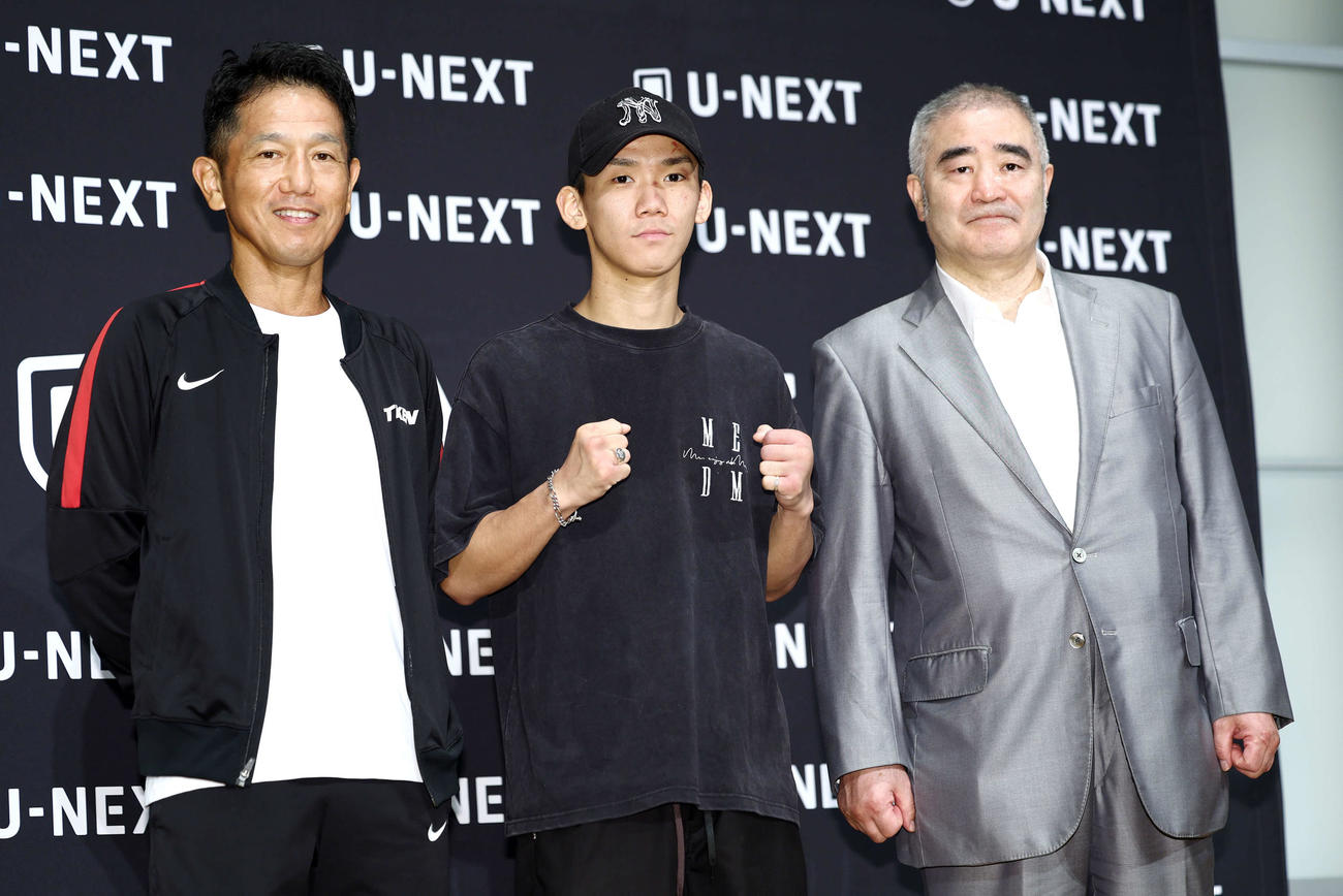 一夜明けで田中トレーナー（左）浜田代表（右）と写真に納まる高見（撮影・河田真司）