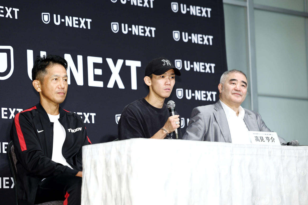一夜明け会見に臨む高見（中央）。左は田中トレーナー、右は浜田代表（撮影・河田真司）