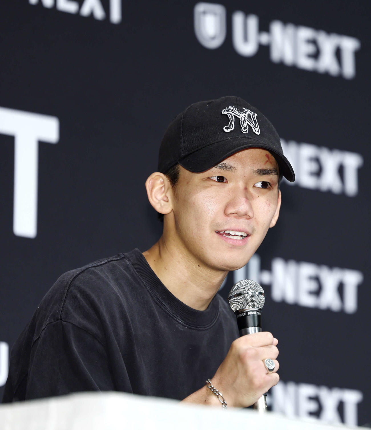 一夜明け会見で記者の質問に答える高見（撮影・河田真司）