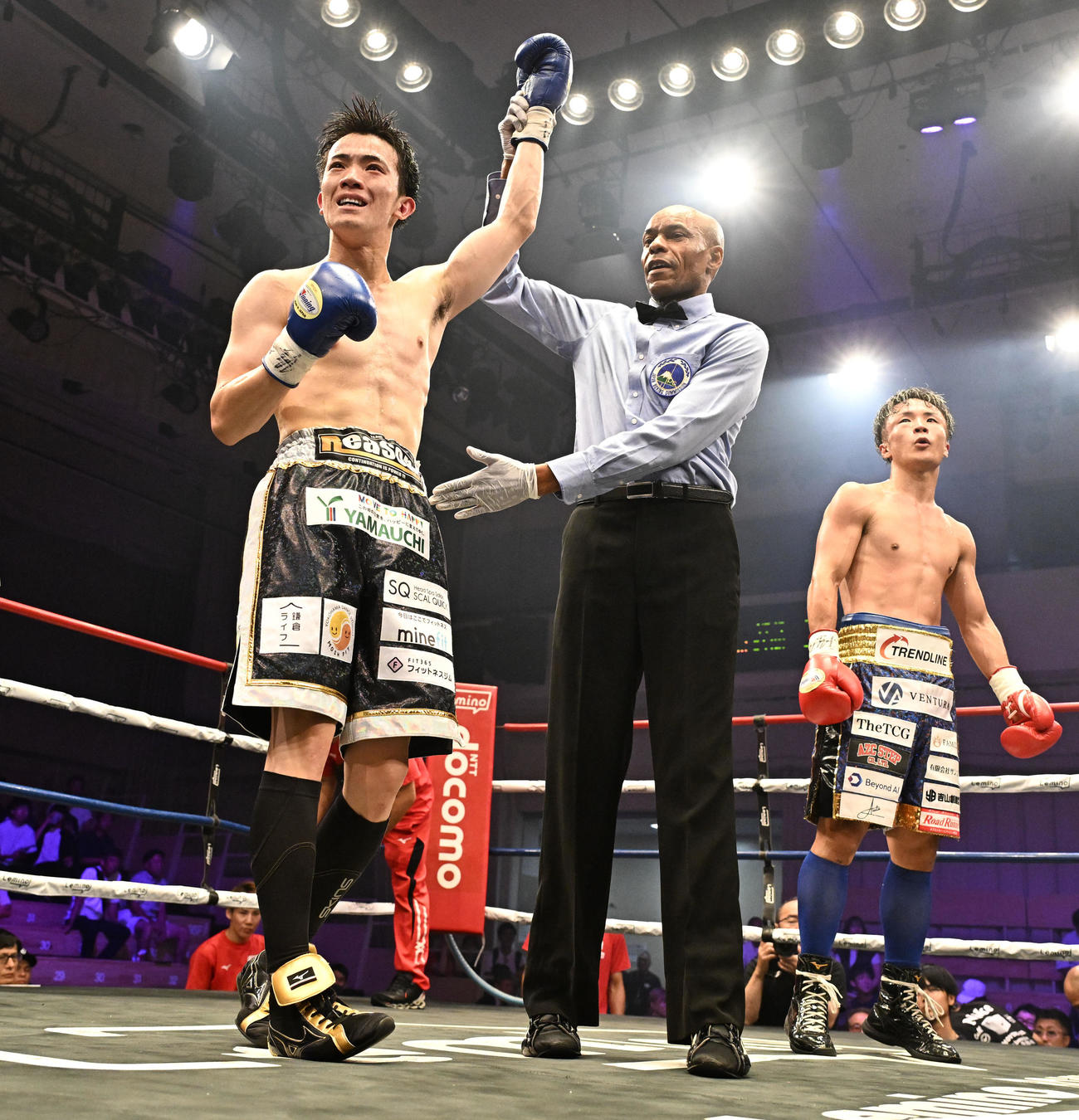 東日本新人王ライト級4回戦　山口聖矢対小原健人　3回、山口聖矢（右）に勝利した小原健人（撮影・千葉一成）