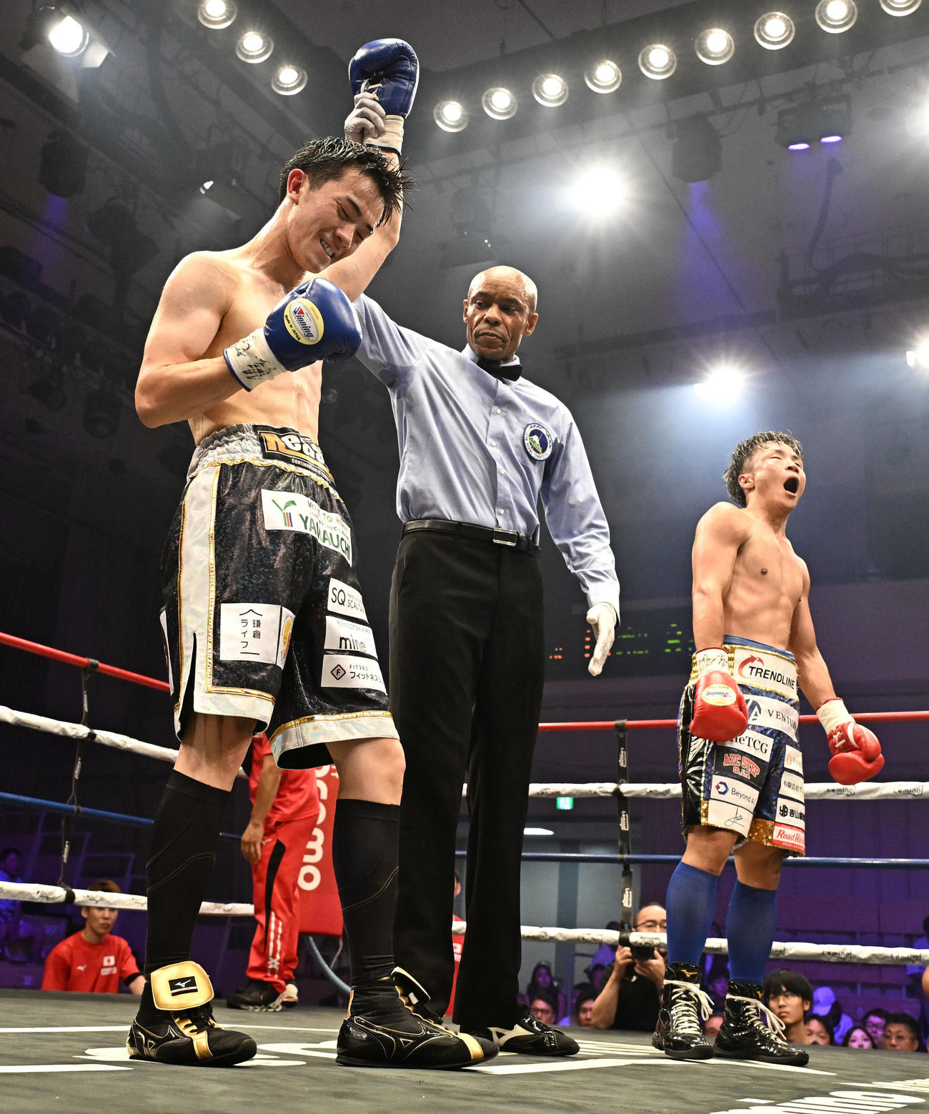 東日本新人王ライト級4回戦　山口聖矢対小原健人　3回、山口聖矢（右）に勝利した小原健人（撮影・千葉一成）