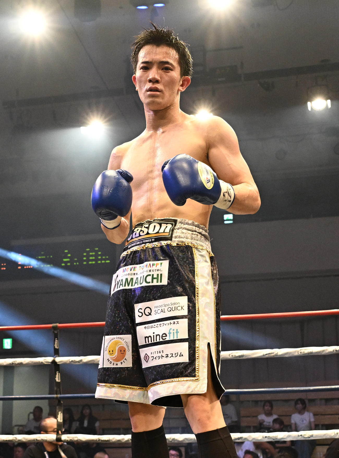 東日本新人王ライト級4回戦　山口聖矢対小原健人　3回、山口聖矢に勝利し、ポーズをとる小原健人（撮影・千葉一成）