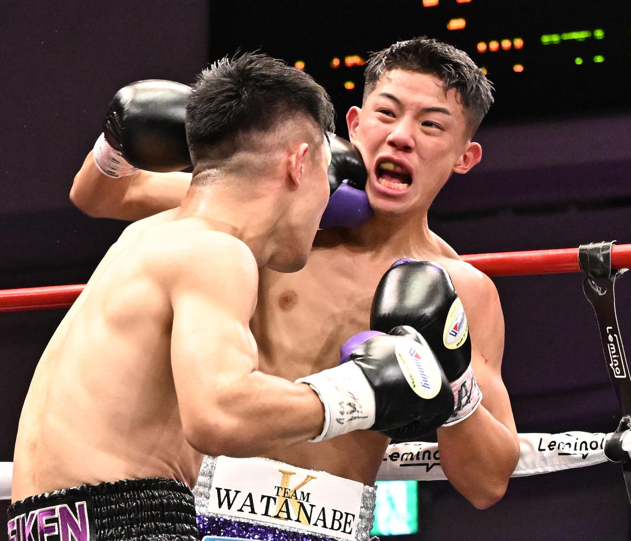 WBOアジアパシフィックスーパー・フェザー級タイトルマッチ　渡辺海対斎藤麗王　2回、斎藤麗王（左）のパンチを浴びる渡辺海（撮影・千葉一成）