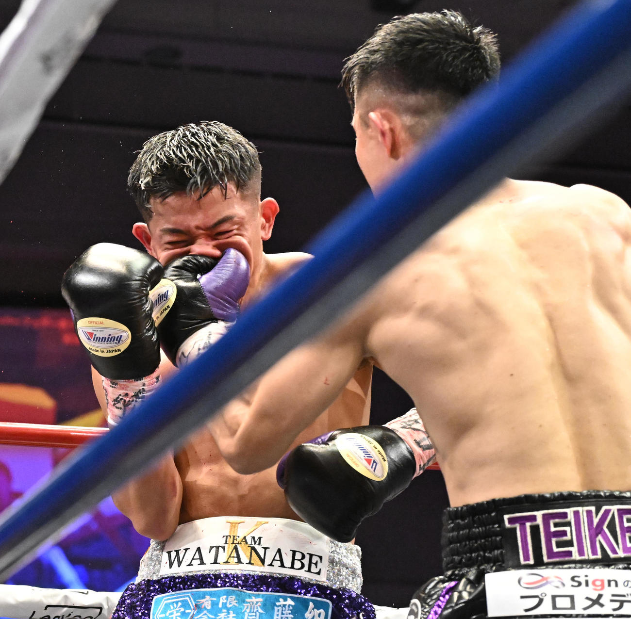 WBOアジアパシフィックスーパー・フェザー級タイトルマッチ　渡辺海対斎藤麗王　3回、斎藤麗王（右）のパンチを浴びる渡辺海（撮影・千葉一成）