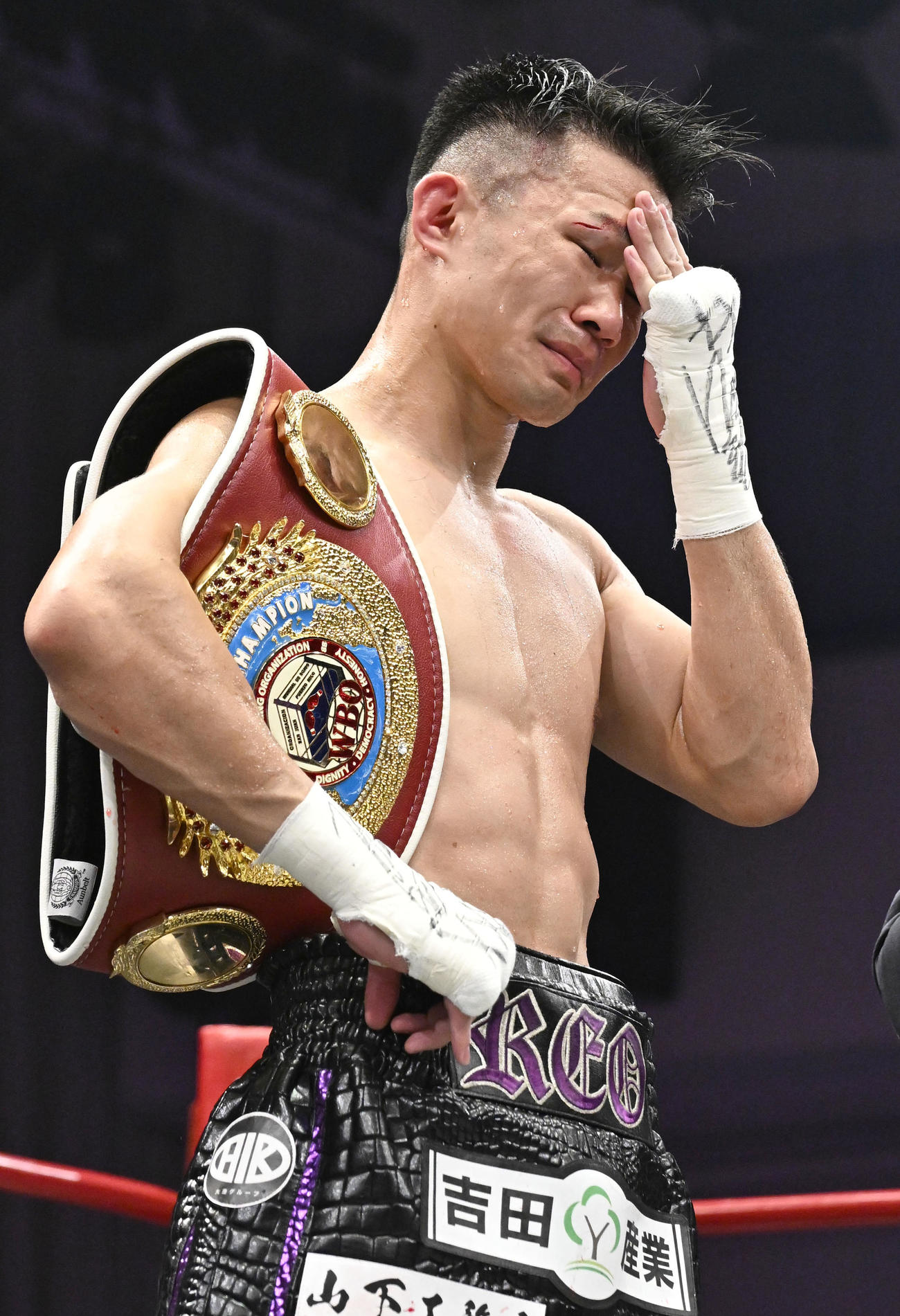 WBOアジアパシフィックスーパー・フェザー級タイトルマッチ　渡辺海対斎藤麗王　勝利者インタビューで、亡くなった祖母にチャンピオンベルトを見せたかったと涙ぐむ斎藤麗王（撮影・千葉一成）