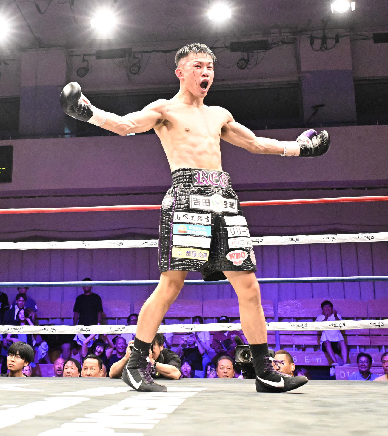 WBOアジアパシフィックスーパー・フェザー級タイトルマッチ　渡辺海対斎藤麗王貴　勝利を決め雄たけびを上げる斎藤麗王（撮影・千葉一成）