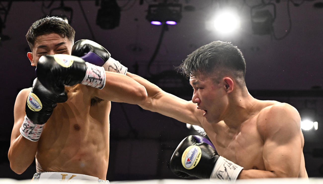 WBOアジアパシフィックスーパー・フェザー級タイトルマッチ　渡辺海対斎藤麗王　1回、渡辺海（左）にパンチを浴びせる斎藤麗王（撮影・千葉一成）