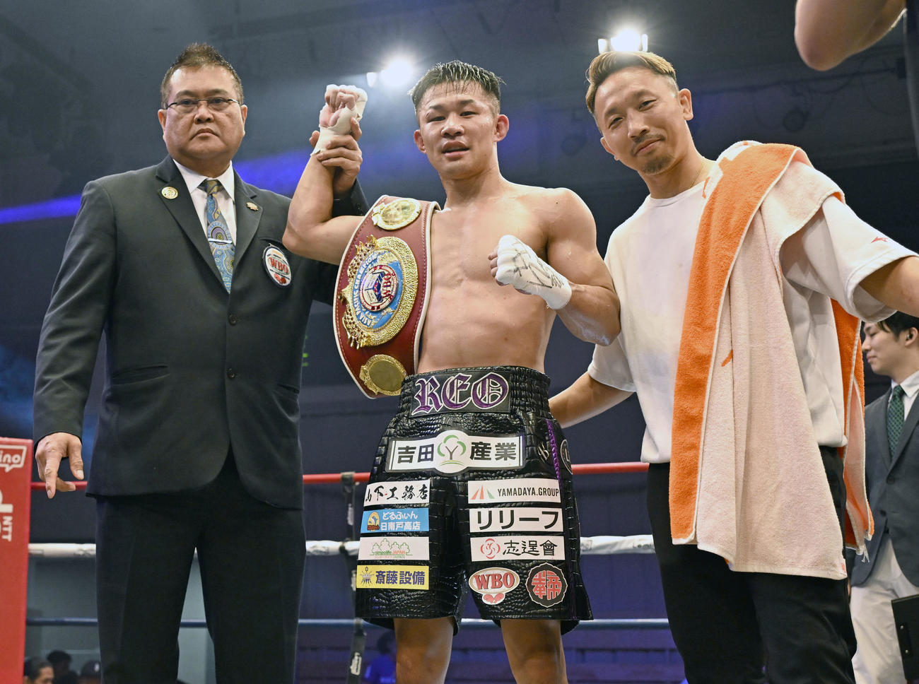WBOアジアパシフィックスーパー・フェザー級タイトルマッチ　渡辺海対斎藤麗王　TKO勝利を飾り、チャンピオンベルトを肩に記念撮影に応じる斎藤麗王（中央）（撮影・千葉一成）