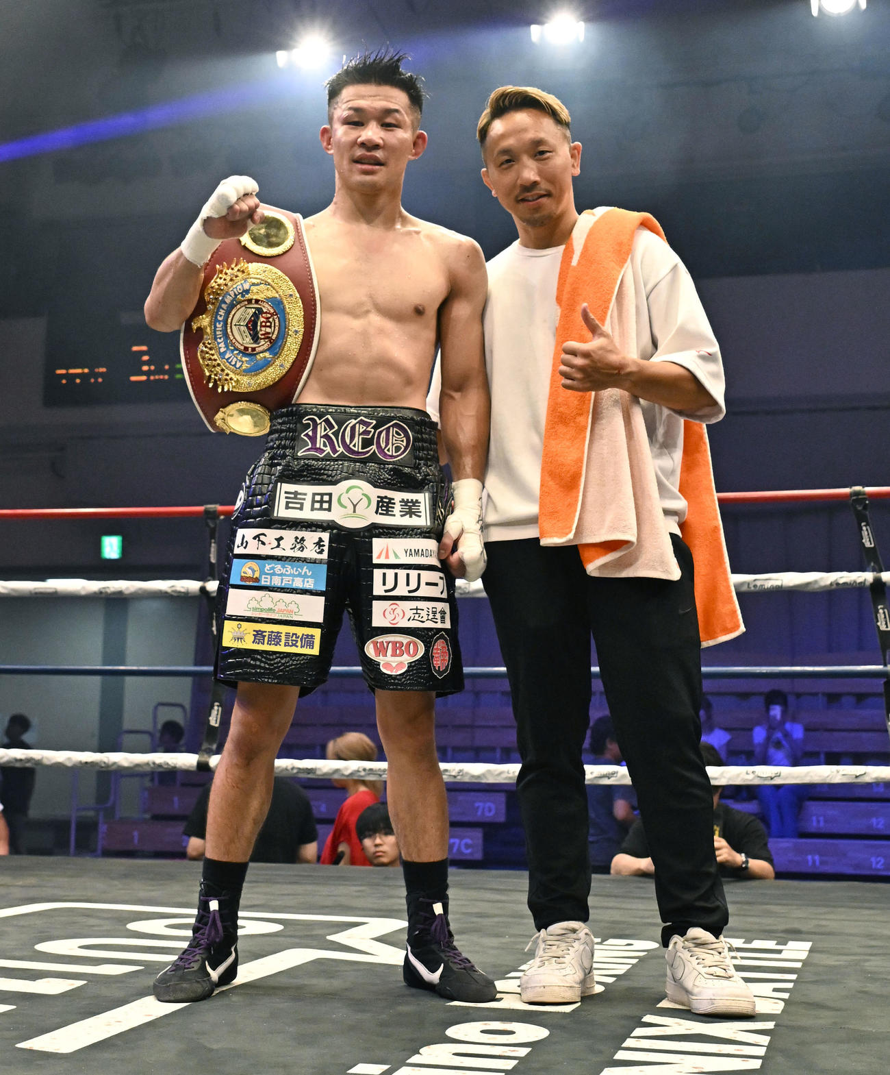 WBOアジアパシフィックスーパー・フェザー級タイトルマッチ　渡辺海対斎藤麗王　TKO勝利を飾り、チャンピオンベルトを肩に記念撮影に応じる斎藤麗王（左）（撮影・千葉一成）