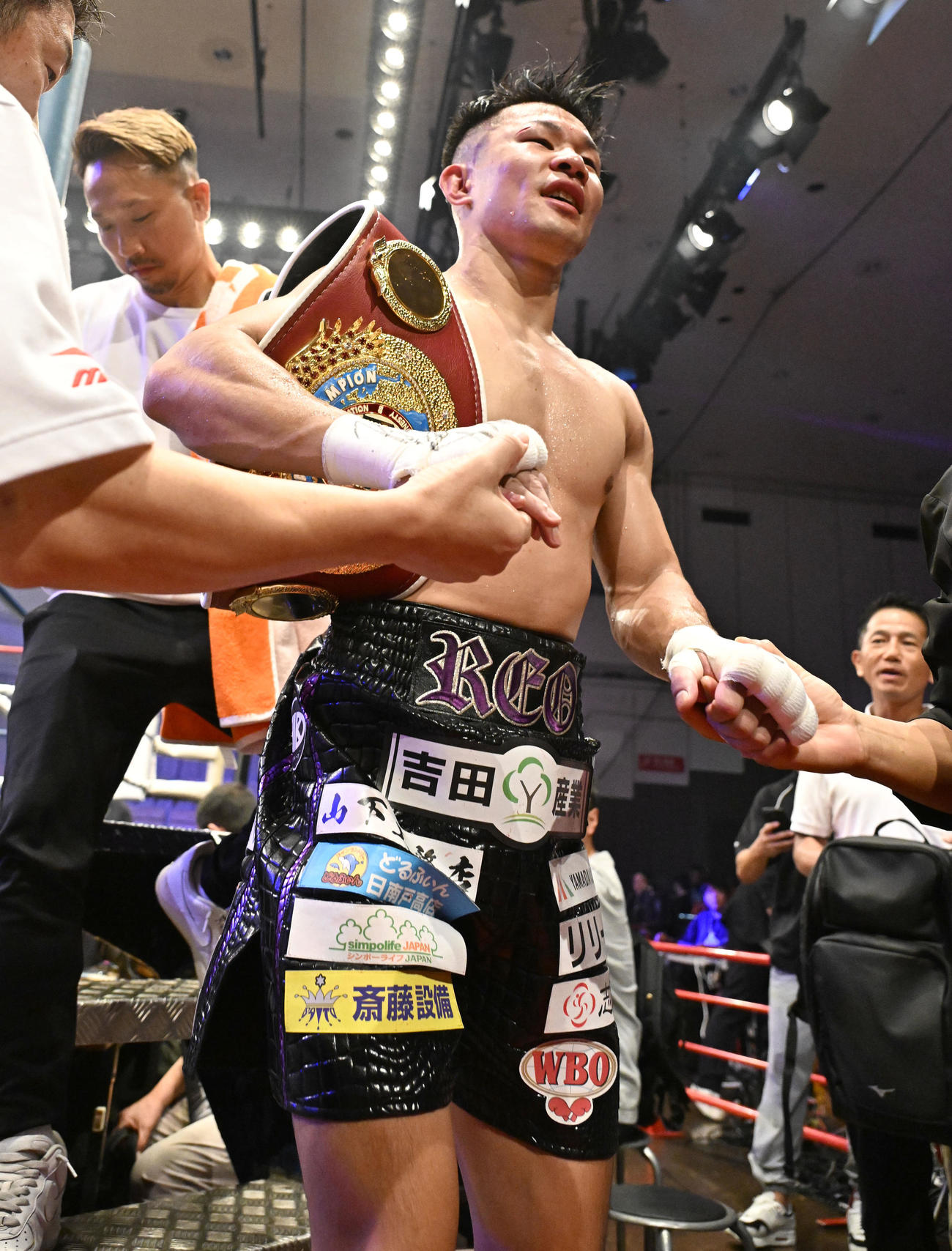 WBOアジアパシフィックスーパー・フェザー級タイトルマッチ　渡辺海対斎藤麗王　チャンピオンベルトを肩にリングから引き揚げる斎藤麗王（撮影・千葉一成）