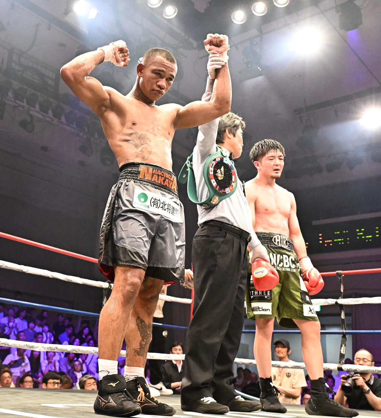 OPBF東洋太平洋Sウェルター級王座決定12回戦　左右田泰臣対ワチュク・ナァツ　左右田泰臣（右）に勝利したワチュク・ナァツ（左）（撮影・千葉一成）