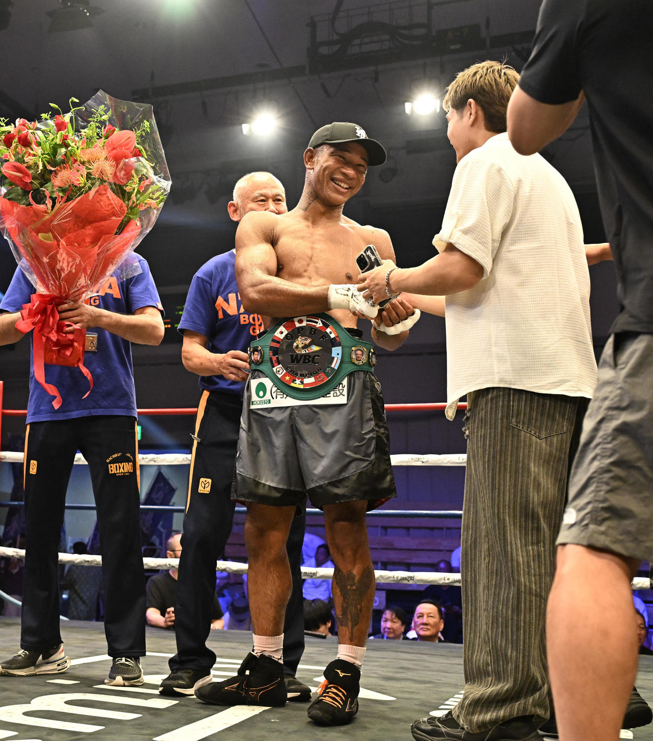 OPBF東洋太平洋Sウェルター級王座決定12回戦　左右田泰臣対ワチュク・ナァツ　勝利を飾り、同じジムの佐々木尽（右）に祝福され笑顔を見せるワチュク・ナァツ（撮影・千葉一成）