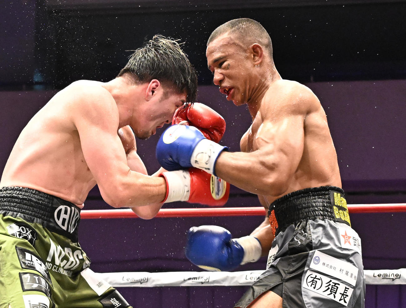OPBF東洋太平洋Sウェルター級王座決定12回戦　左右田泰臣対ワチュク・ナァツ　8回、左右田泰臣（左）を攻めるワチュク・ナァツ（撮影・千葉一成）