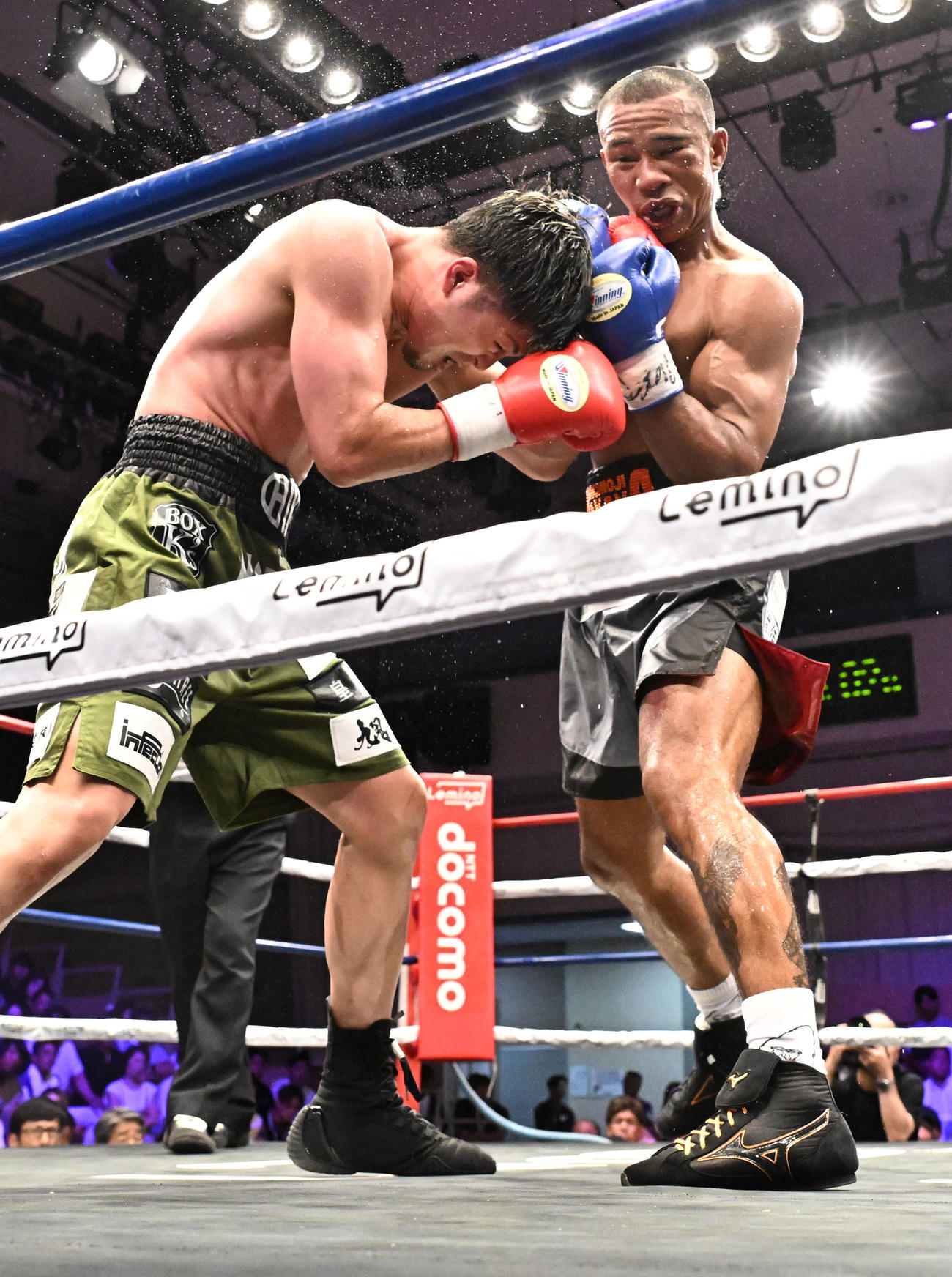 OPBF東洋太平洋Sウェルター級王座決定12回戦　左右田泰臣対ワチュク・ナァツ　7回、左右田泰臣（左）を攻めるワチュク・ナァツ（撮影・千葉一成）