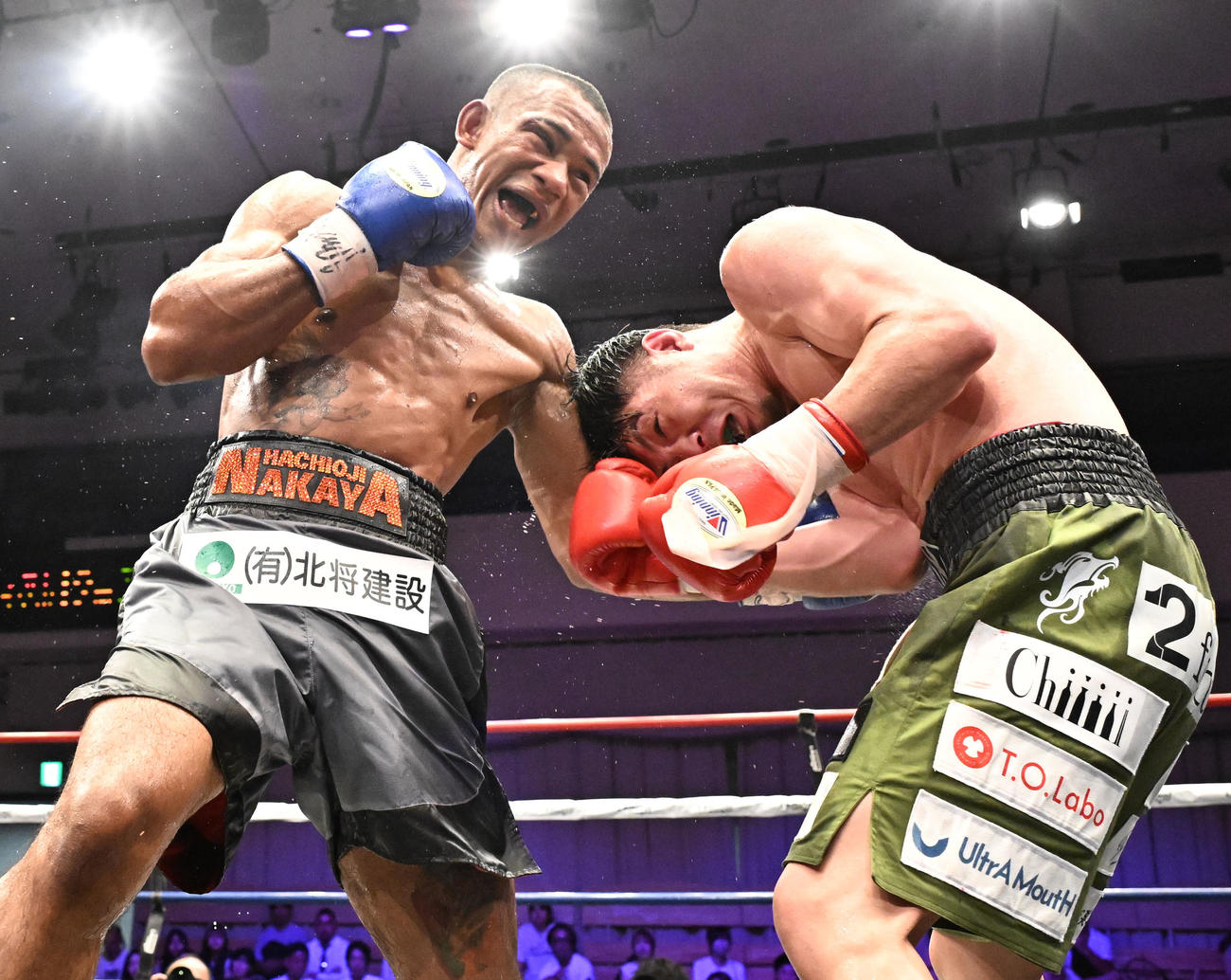 OPBF東洋太平洋Sウェルター級王座決定12回戦　左右田泰臣対ワチュク・ナァツ　12回、左右田泰臣（右）を攻めるワチュク・ナァツ（撮影・千葉一成）